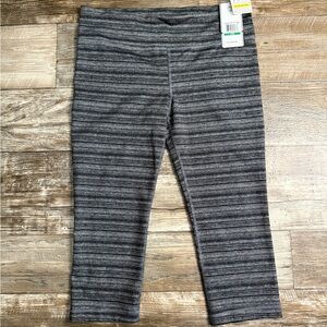 NEW Under Armor Women’s Cropped Leggings